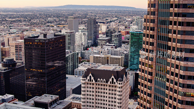 从金融区摩天大楼鸟瞰洛杉矶
