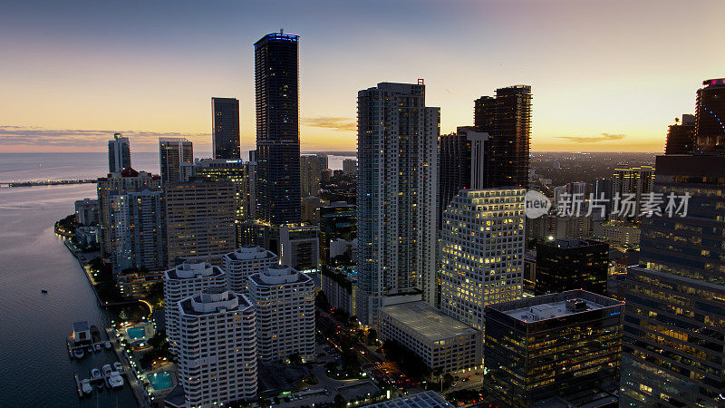 海前办公大楼和公寓在Brickell，迈阿密日落-空中