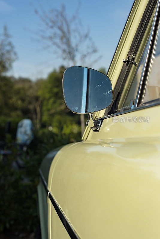 特写的外部镜子的一个经典的汽车在阳光。