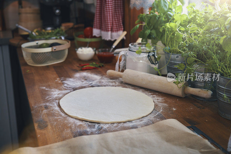 鹰嘴豆牛油果素食披萨