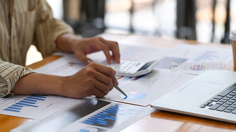 会计在办公桌上分析财务图表。