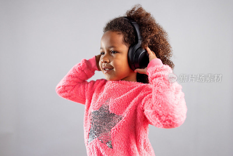 年轻女孩用无线耳机听音乐