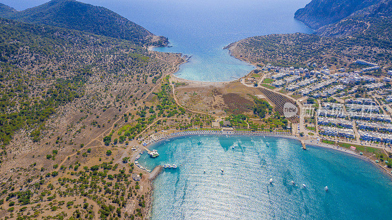 Tisan海岸线和岛屿部分与蓝色地中海无人机从Mersin，土耳其