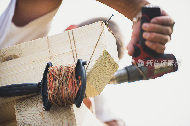 建筑工人在屋顶的木架上工作