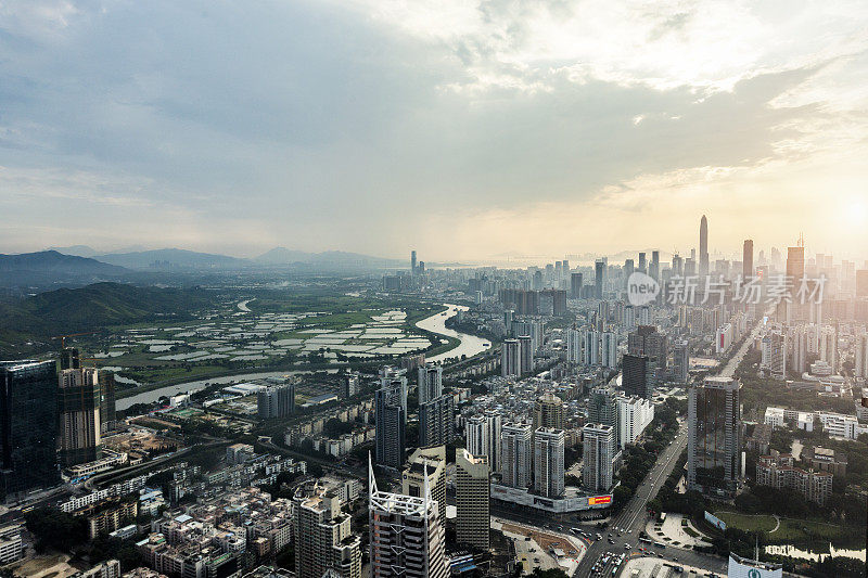 左边是香港(农田)，右边是深圳(市区)