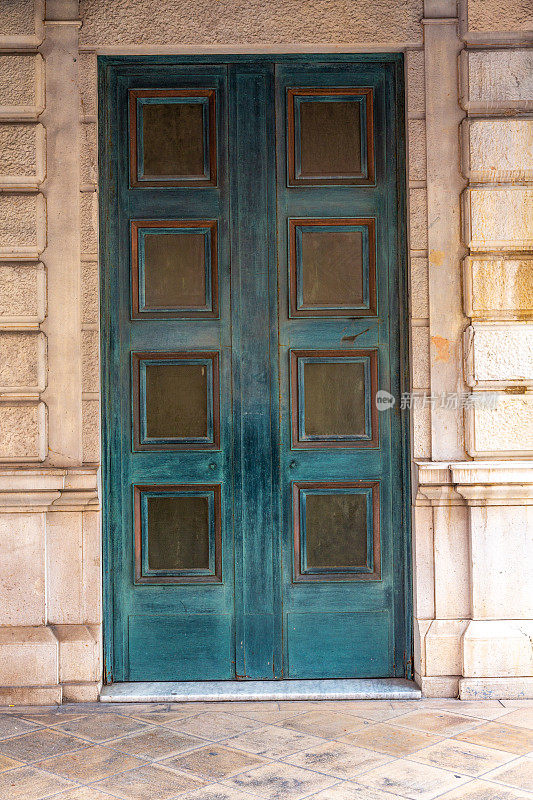 法国尼斯市一座历史建筑的大门