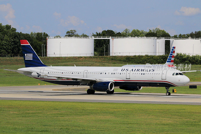 美国航空公司(现美国航空公司)空中客车A321飞机在夏洛特道格拉斯国际机场(CLT)