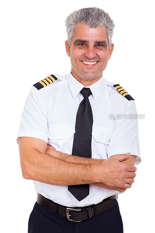 双臂交叉的帅气高级航空公司机长
