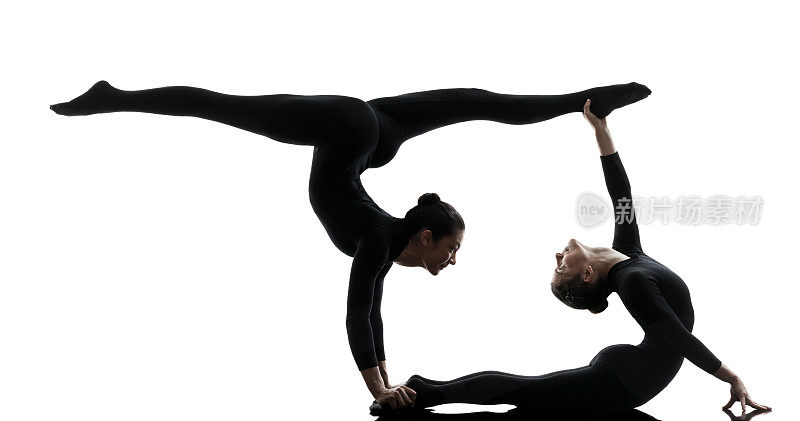 两个女人柔术练习体操瑜伽剪影