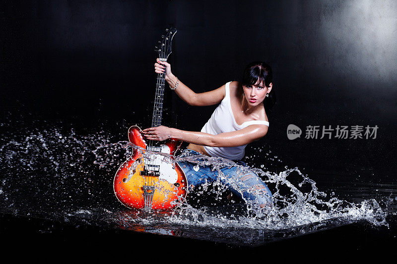 摇滚女孩在水里弹吉他