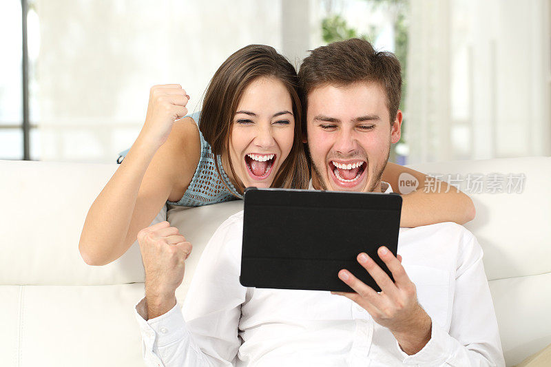 兴奋的夫妇赢得了网上平板电脑