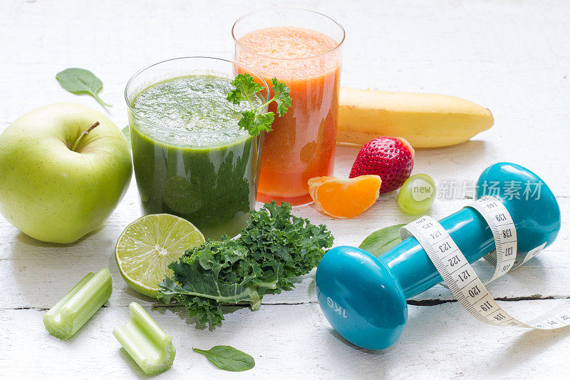 水果、蔬菜、果汁、奶昔和哑铃健康饮食健身理念