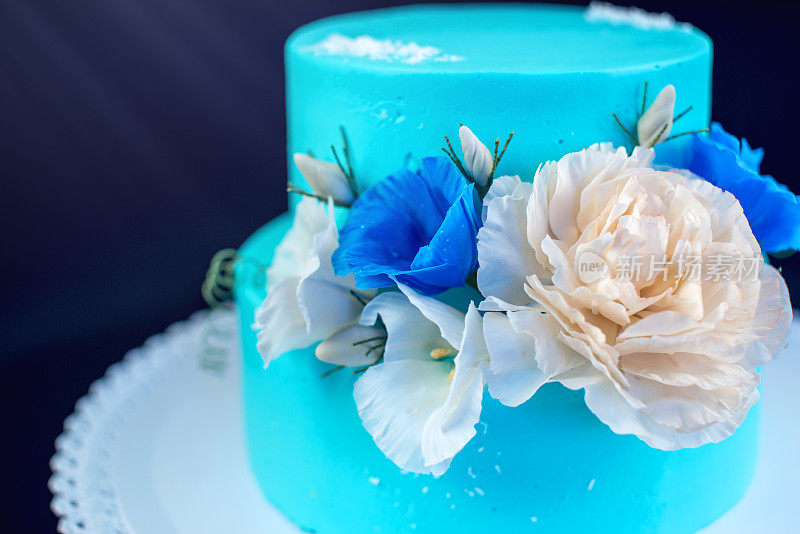 像冰一样的蓝色，装饰着大玫瑰的婚礼蛋糕