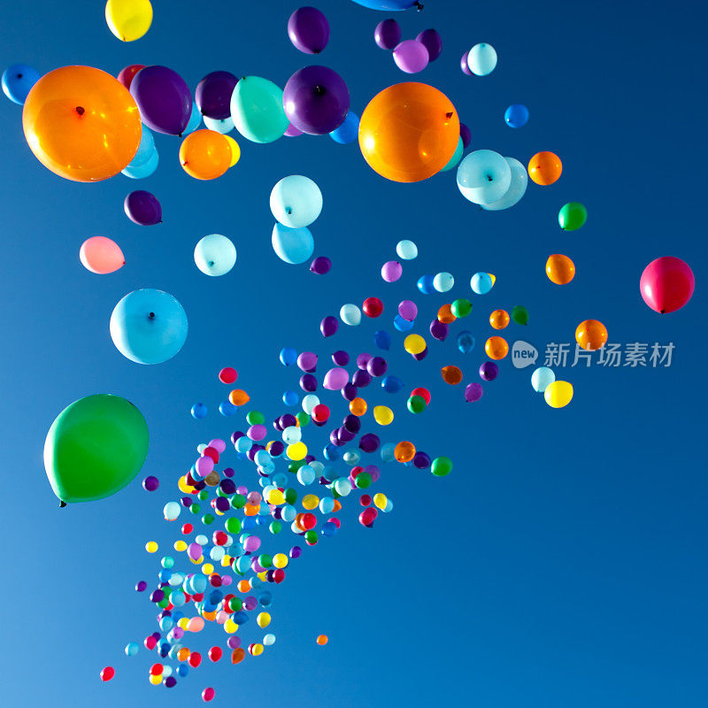五彩缤纷的气球在天空中飞舞