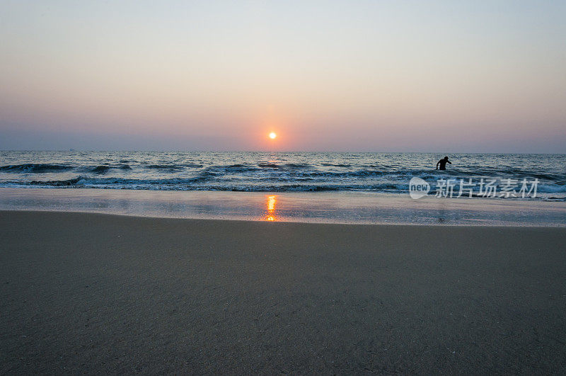 印度科钦阿拉伯海滩上的夕阳。