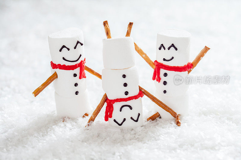快乐有趣的棉花糖雪人在雪地上