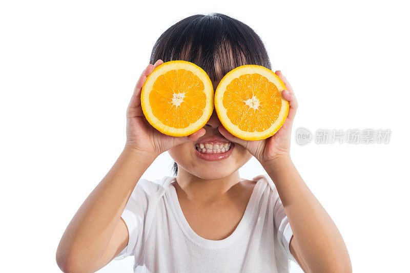快乐的亚洲华人小女孩用橙色当眼镜