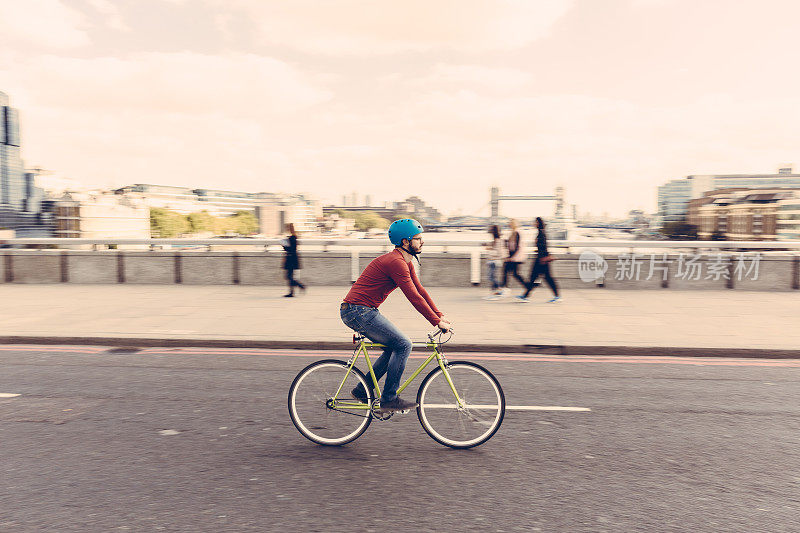潮人骑着固定齿轮自行车在伦敦桥上