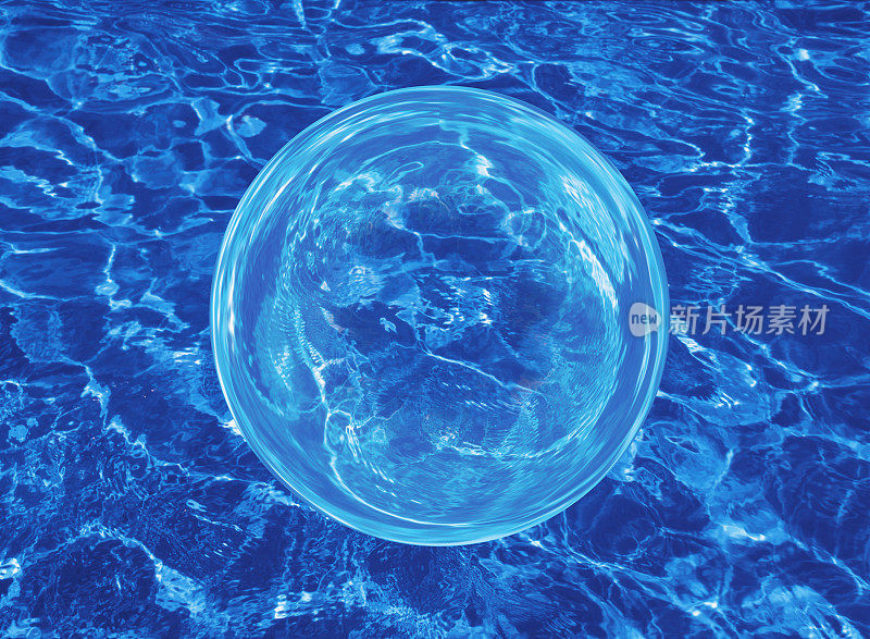 漂浮在荡漾的水面上的球体