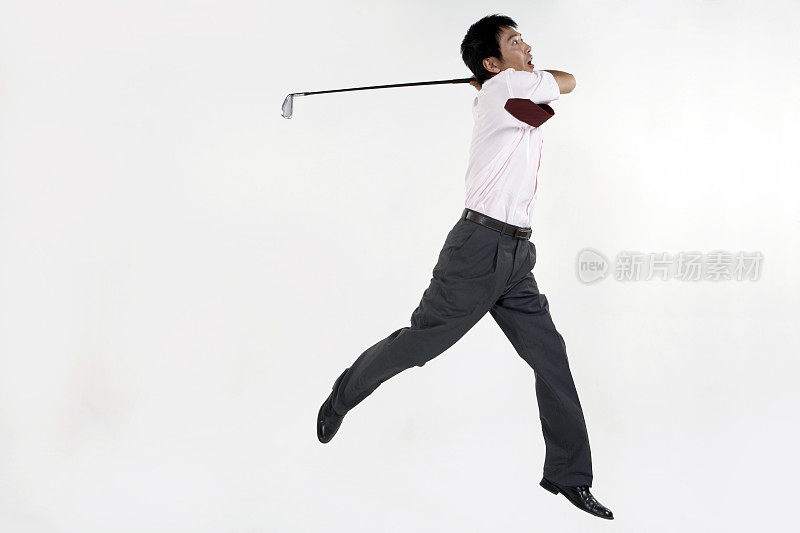 男子打高尔夫