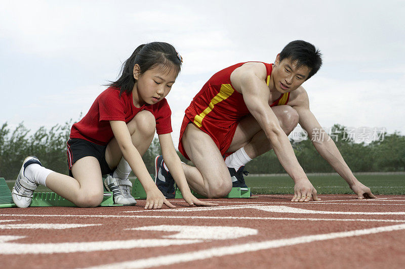 运动员和女孩准备起跑