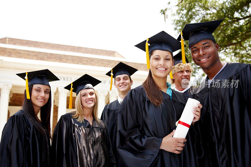多种族学生的团体，在帽子和长袍与文凭