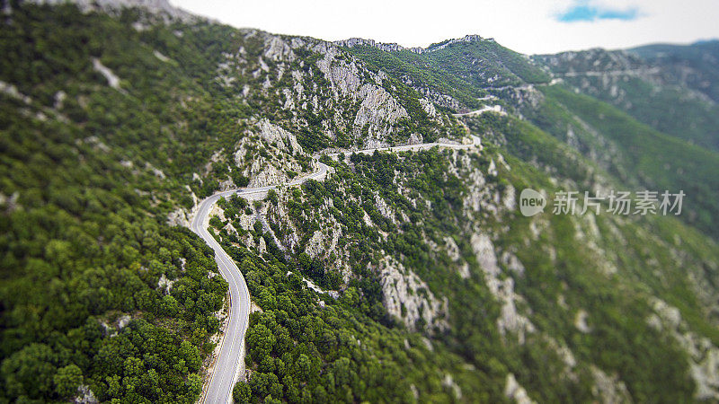 撒丁岛山区蜿蜒的乡村公路