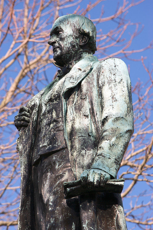 威廉·格莱斯顿雕像，利物浦圣约翰花园