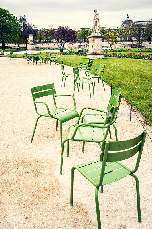 巴黎的杜伊勒里花园，绿色的椅子