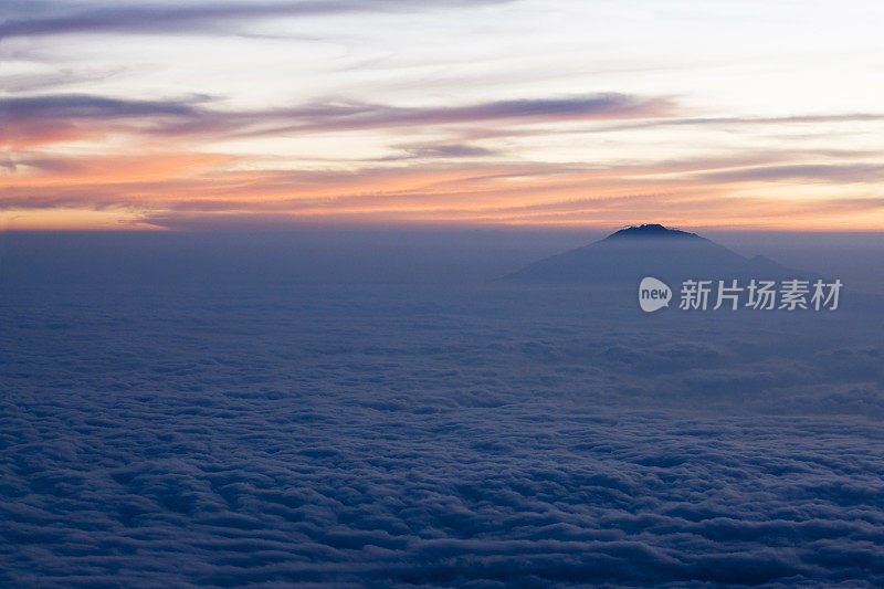 乞力马扎罗山的日落，与梅鲁山