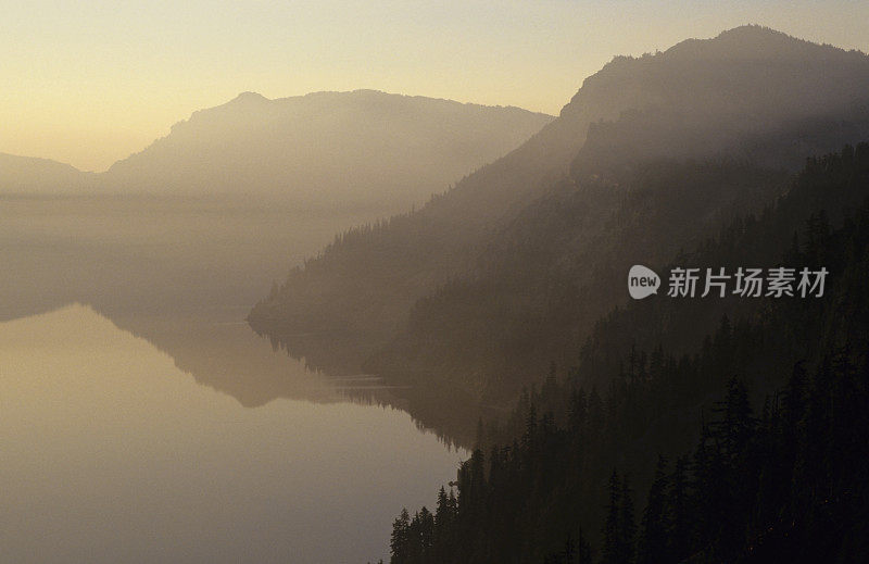 火山口湖上空的烟雾