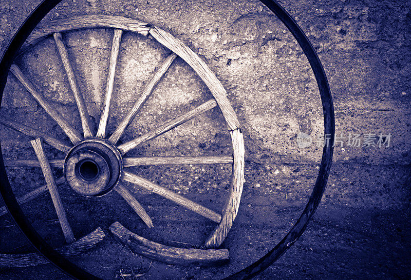 旧马车的轮子靠在墙上