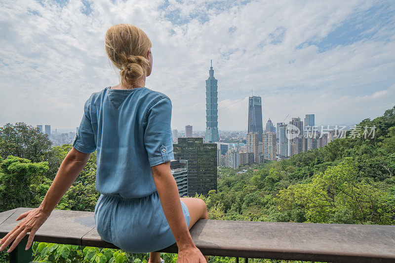 一个年轻女子去台北旅游，看天际线