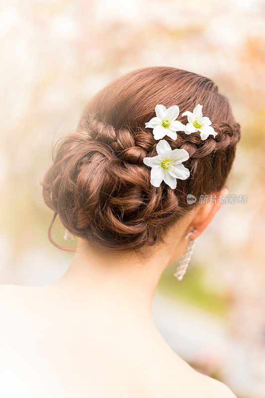 美丽的花朵细节在新娘的头发
