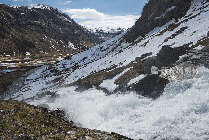 春天挪威山上的瀑布和融化的雪