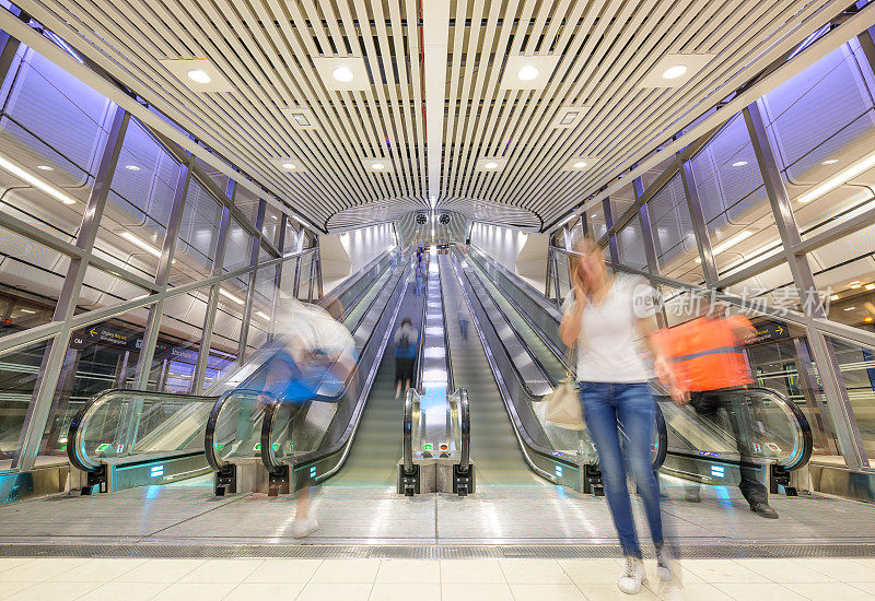 斯德哥尔摩，火车站自动扶梯，运动模糊人群
