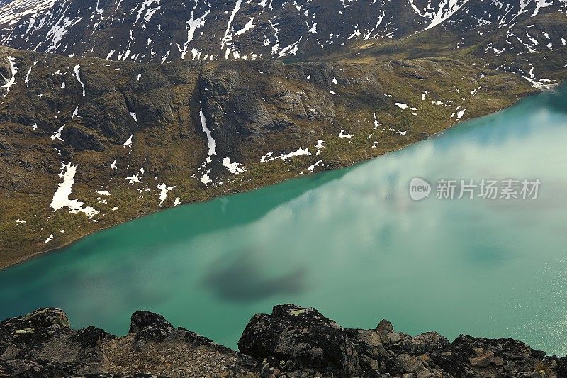 绿松石湖Gjende特写约敦海门雪山，挪威