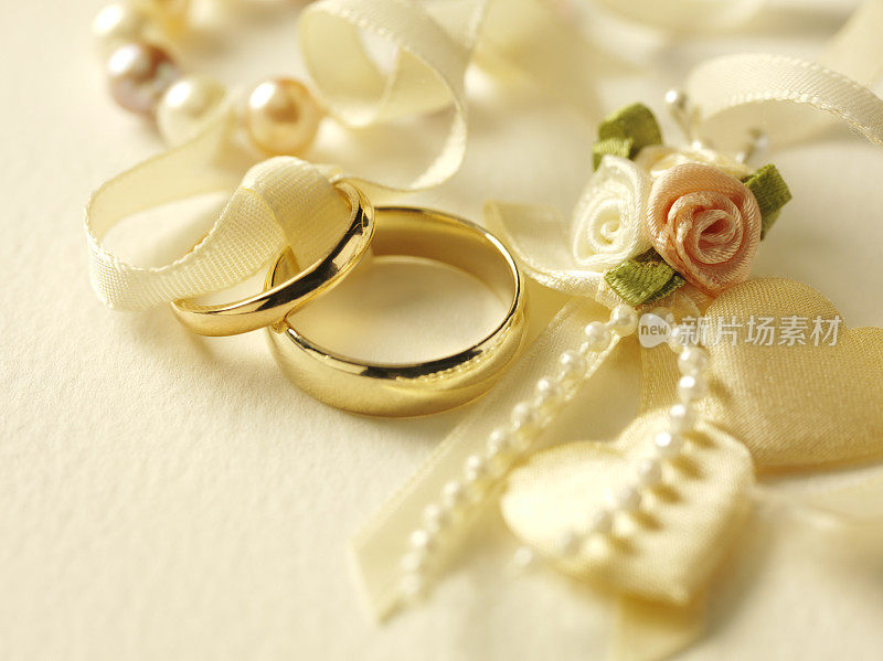 两枚心形和珍珠的结婚戒指