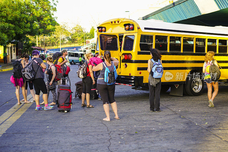 游客在巴拿马的大卫汽车站等巴士