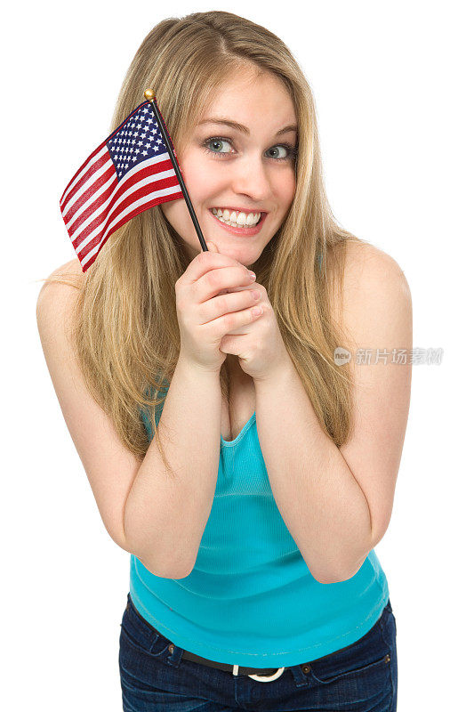 拿着美国国旗的年轻女子