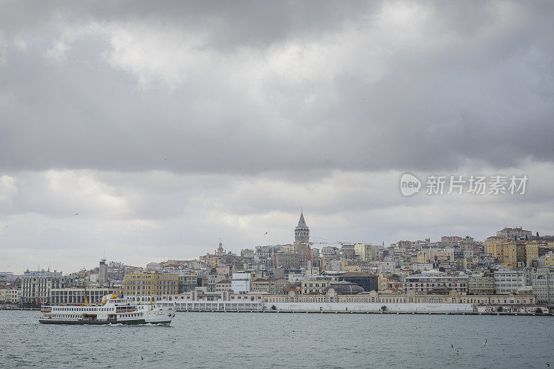 在伊斯坦布尔用加拉塔渡船过博斯普鲁斯海峡