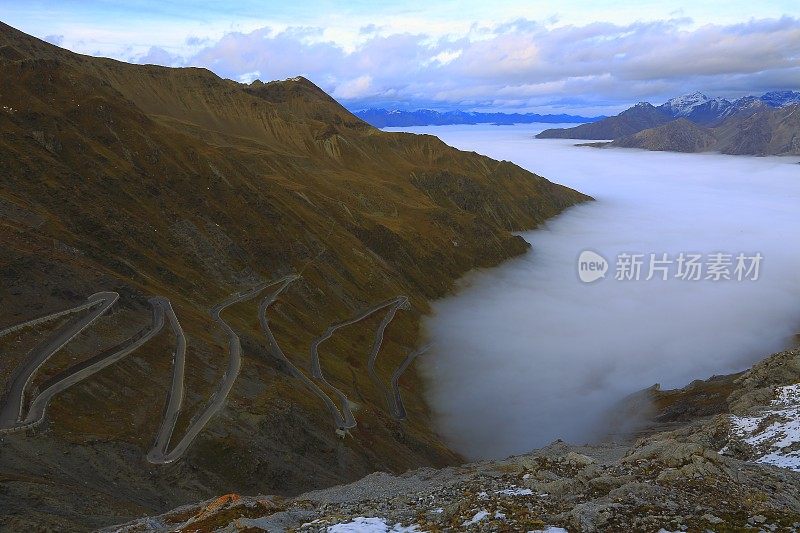 意大利，斯特尔维奥在薄雾中经过黄昏的风景