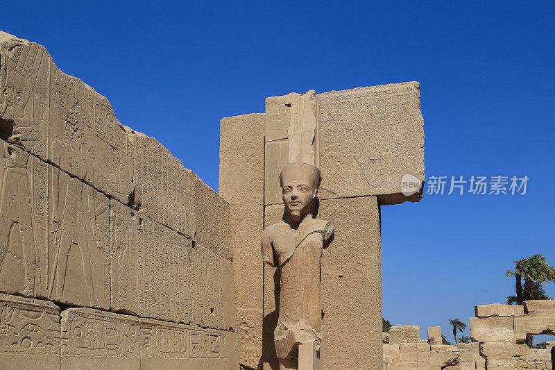 埃及卡纳克神庙的图坦卡蒙国王雕像