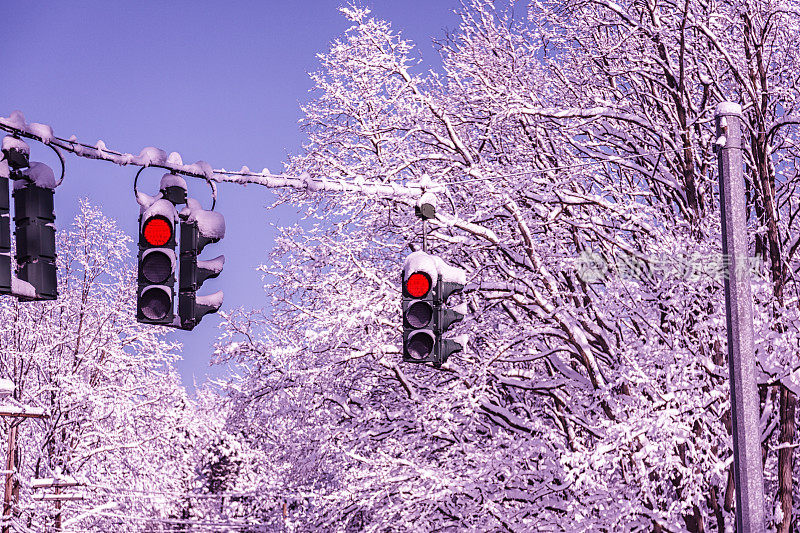 冬季雪暴风雪交通信号LED停止灯变成红色