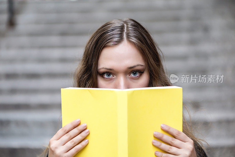 十几岁的女孩在看书