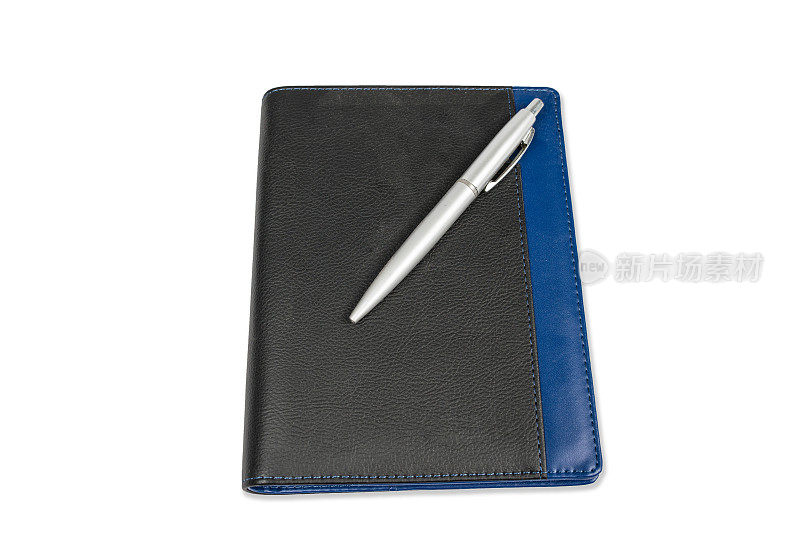 笔记本日历与银色的笔孤立在白色的背景