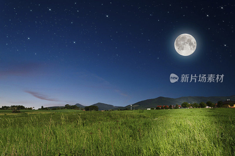 田野上满月皎洁的夜景