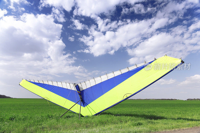 绿色草地上的电动悬挂滑翔机