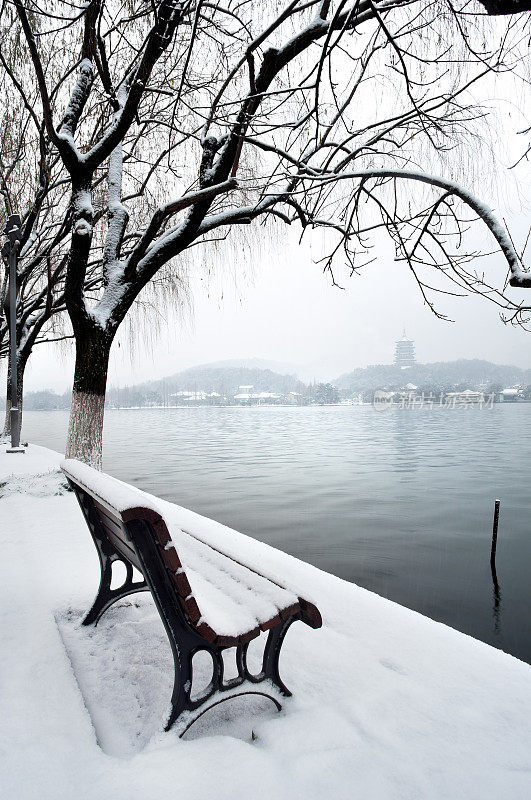 雪景中的西湖和雷峰塔，中国杭州