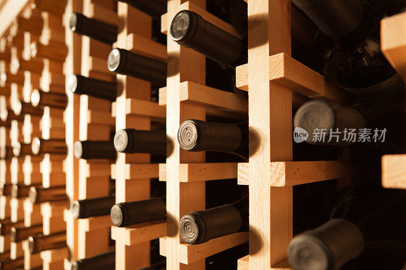 一排排的酒瓶在一个完整的葡萄酒架水平